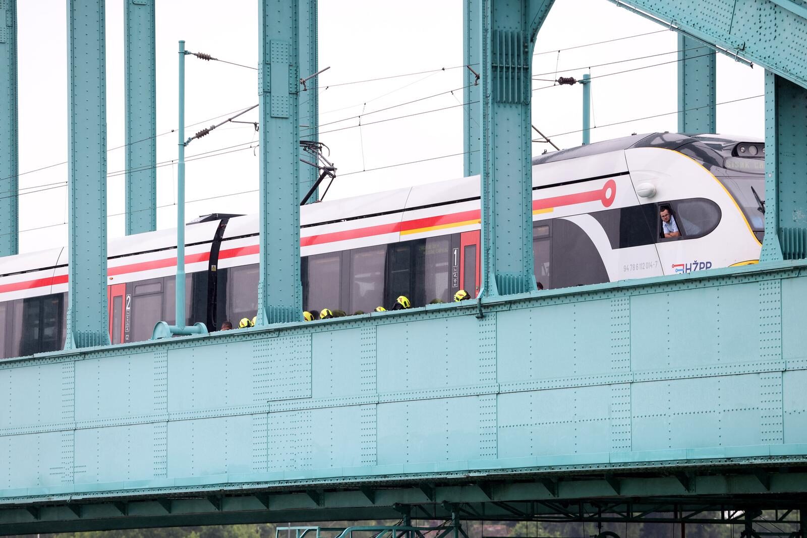 Zagreb: Vatrogasci spašavaju čovjeka koji je propao između šina na Željezničkom mostu