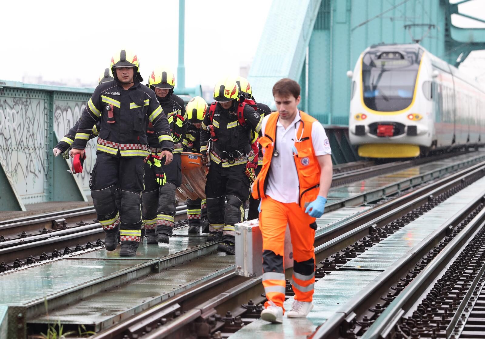 Zagreb: Vatrogasci spašavaju čovjeka koji je propao između šina na Željezničkom mostu