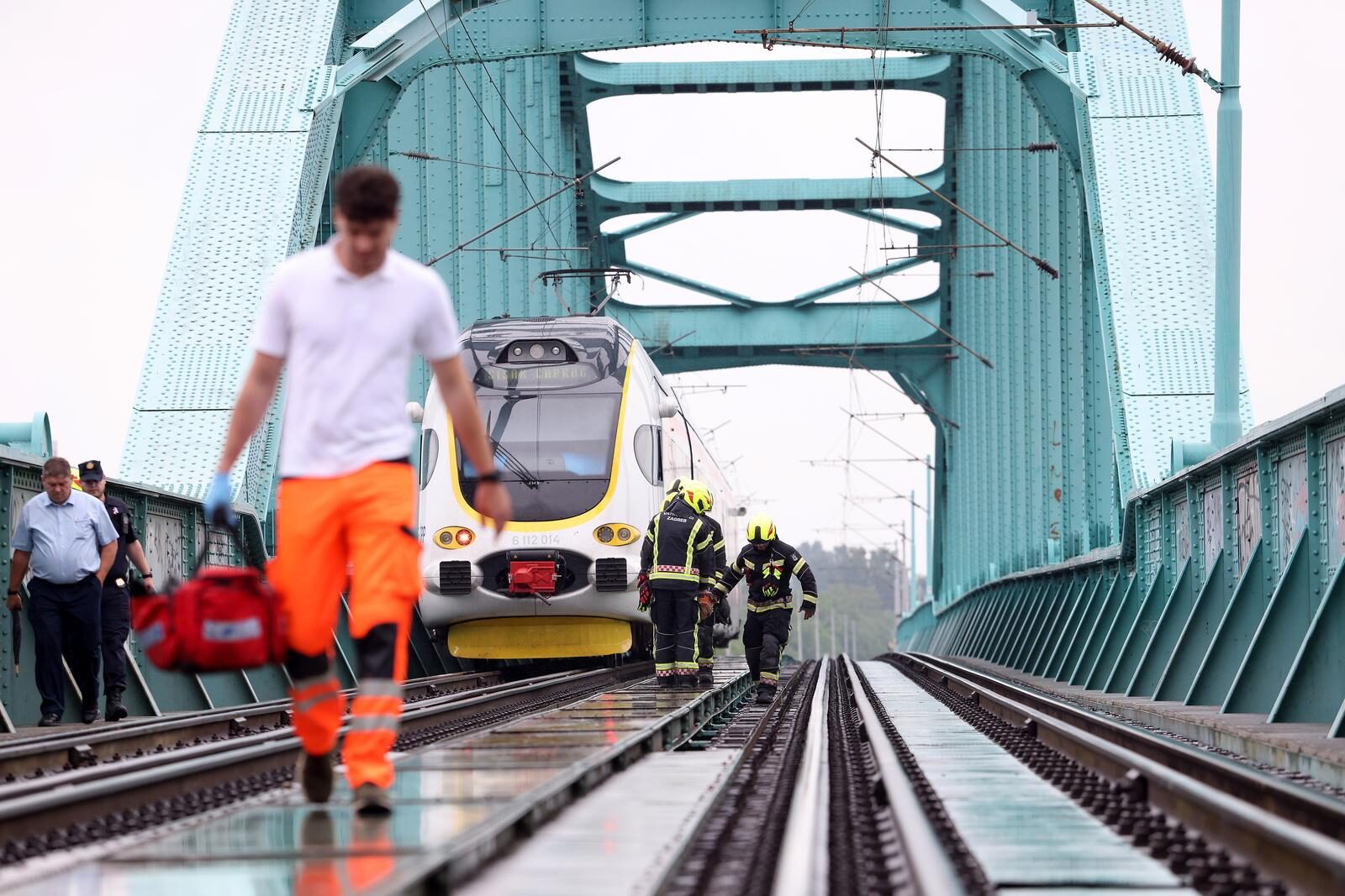 Zagreb: Vatrogasci spašavaju čovjeka koji je propao između šina na Željezničkom mostu