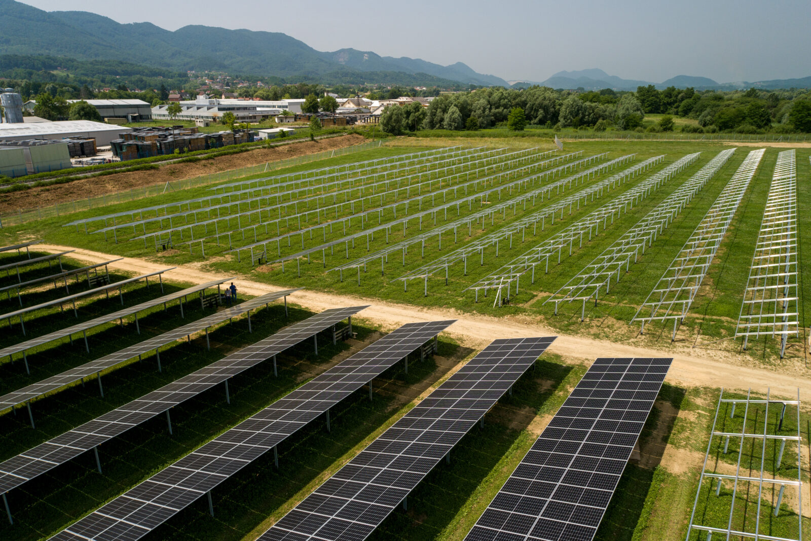 Kod Ivanca se gradi prva agrosolarna elektrana u Hrvatskoj, proizvodit će zelenu energiju i ekološku hranu