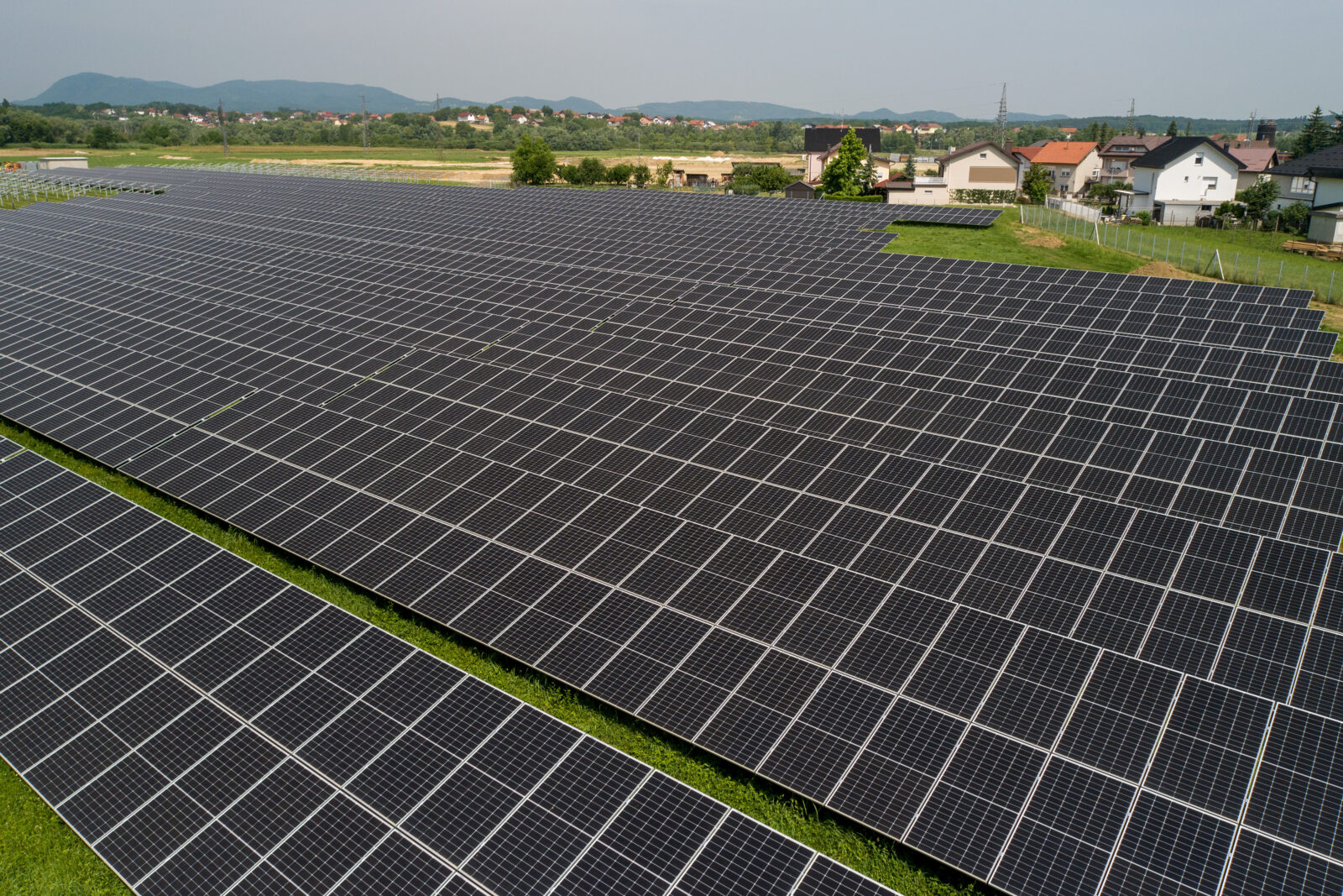 Kod Ivanca se gradi prva agrosolarna elektrana u Hrvatskoj, proizvodit će zelenu energiju i ekološku hranu