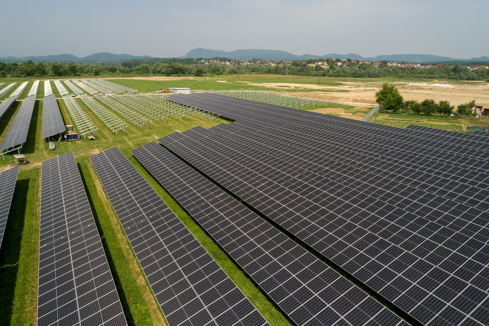Kod Ivanca se gradi prva agrosolarna elektrana u Hrvatskoj, proizvodit će zelenu energiju i ekološku hranu
