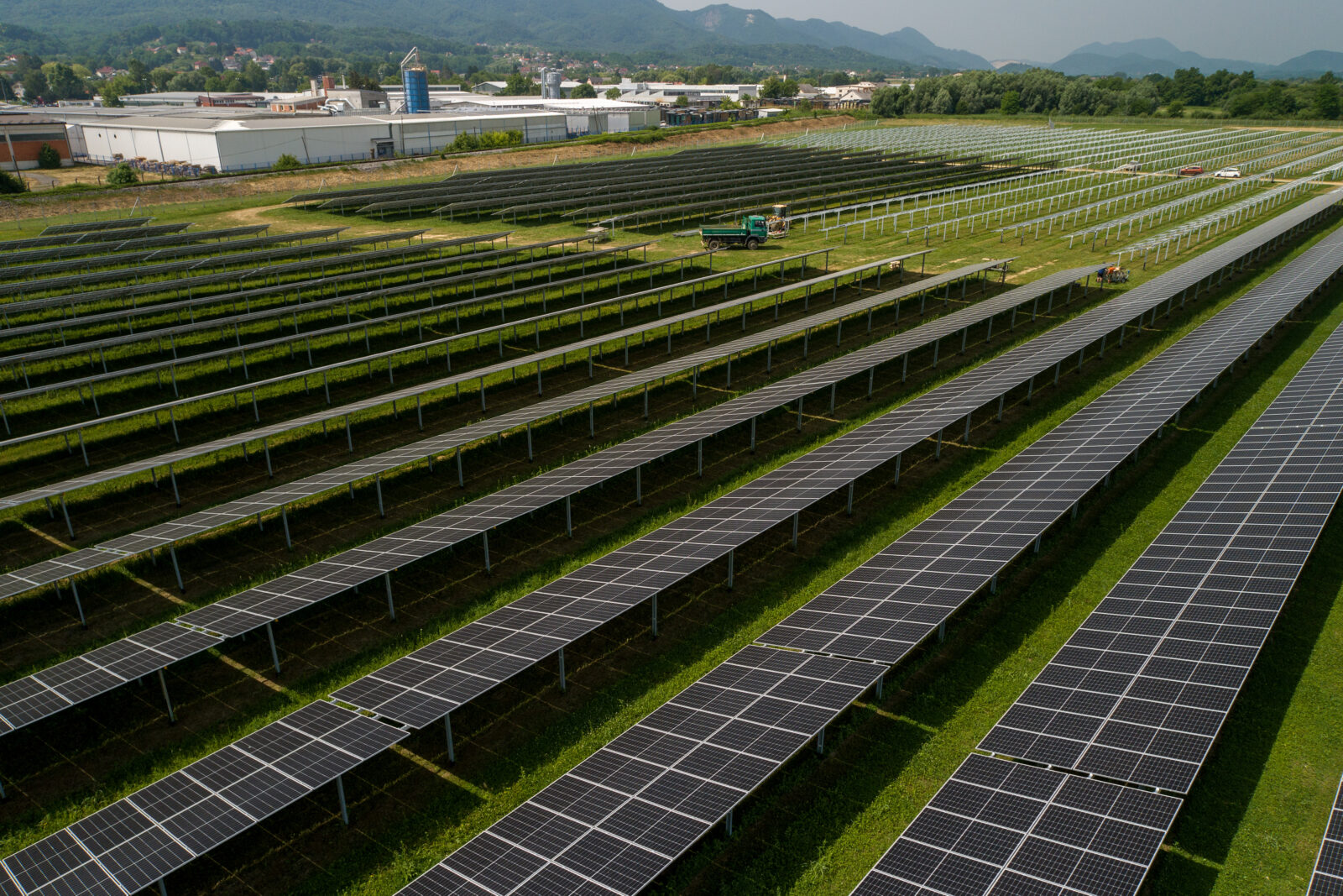 Kod Ivanca se gradi prva agrosolarna elektrana u Hrvatskoj, proizvodit će zelenu energiju i ekološku hranu