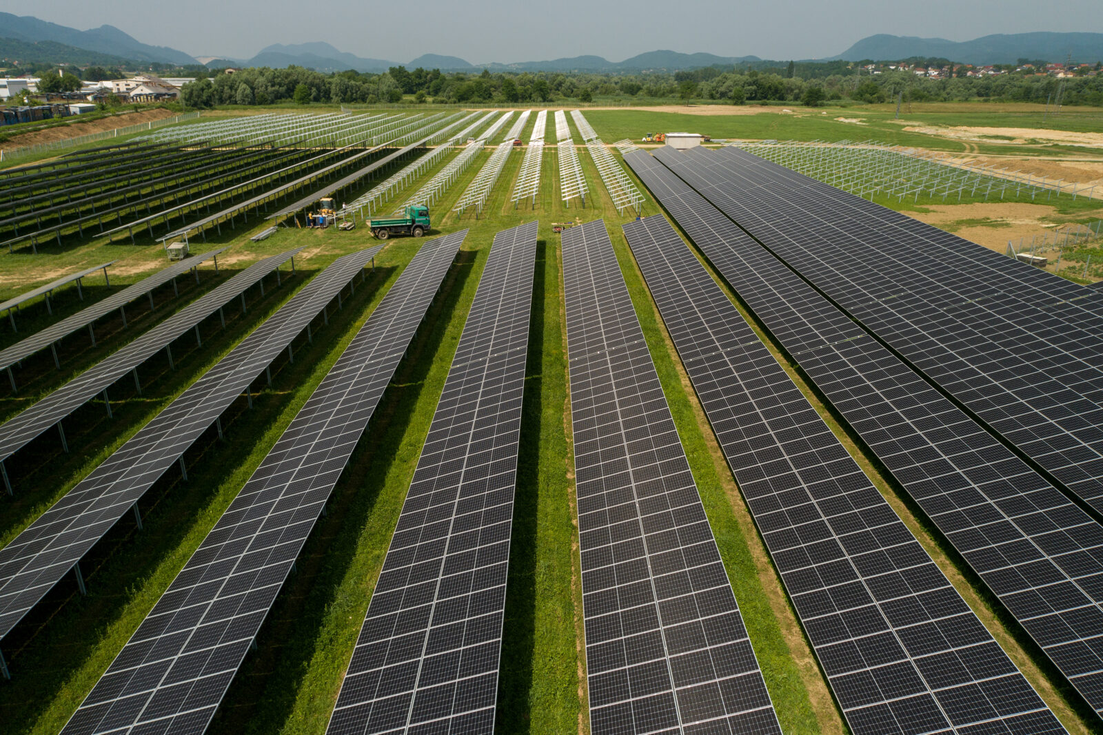 Kod Ivanca se gradi prva agrosolarna elektrana u Hrvatskoj, proizvodit će zelenu energiju i ekološku hranu