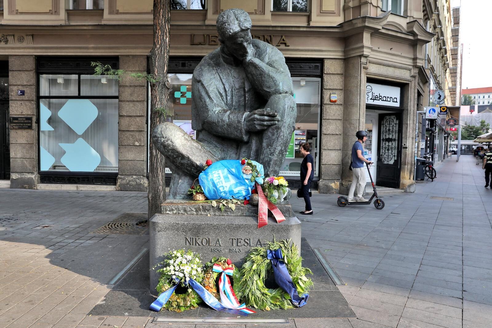 Zagreb: Spomenik Nikoli Tesli u centru grada osvanuo je “ukrašen” smećem