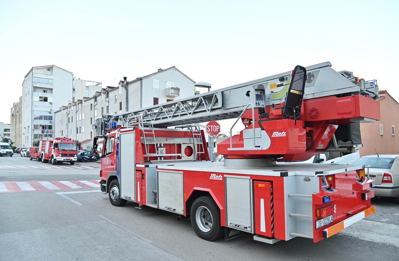 Drama u centru Makarske, muškarac prijetio da će skočiti sa zgrade, policija ga  uhitila