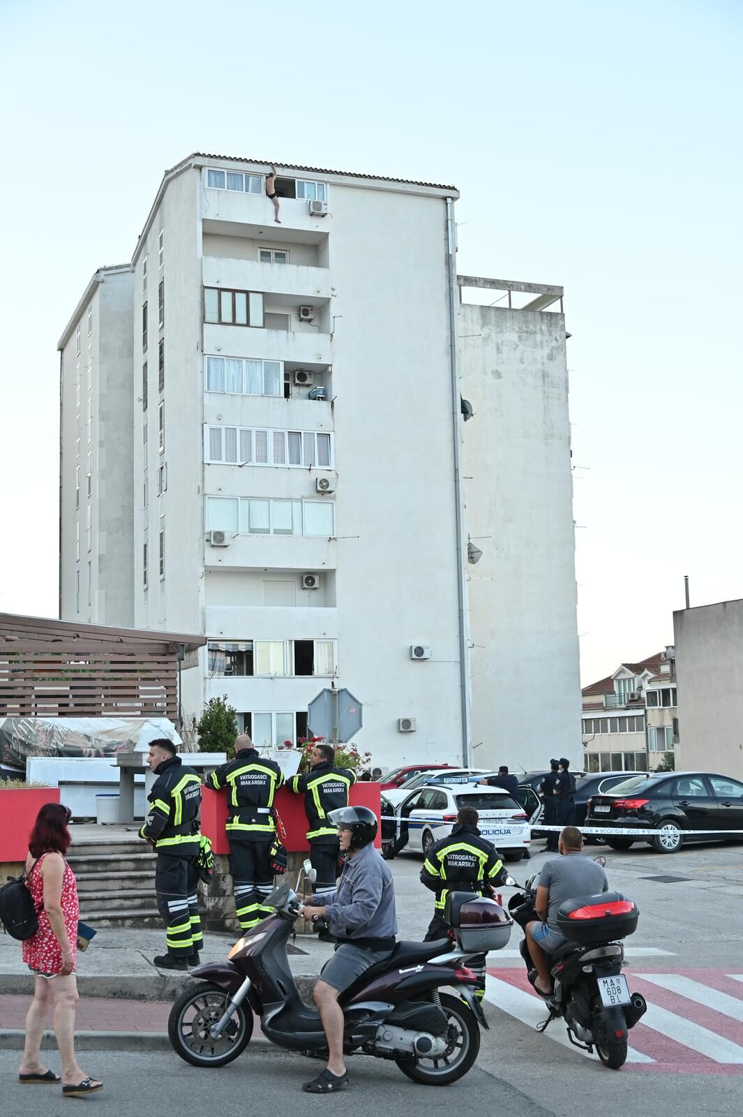 Drama u centru Makarske, muškarac prijetio da će skočiti sa zgrade, policija ga  uhitila