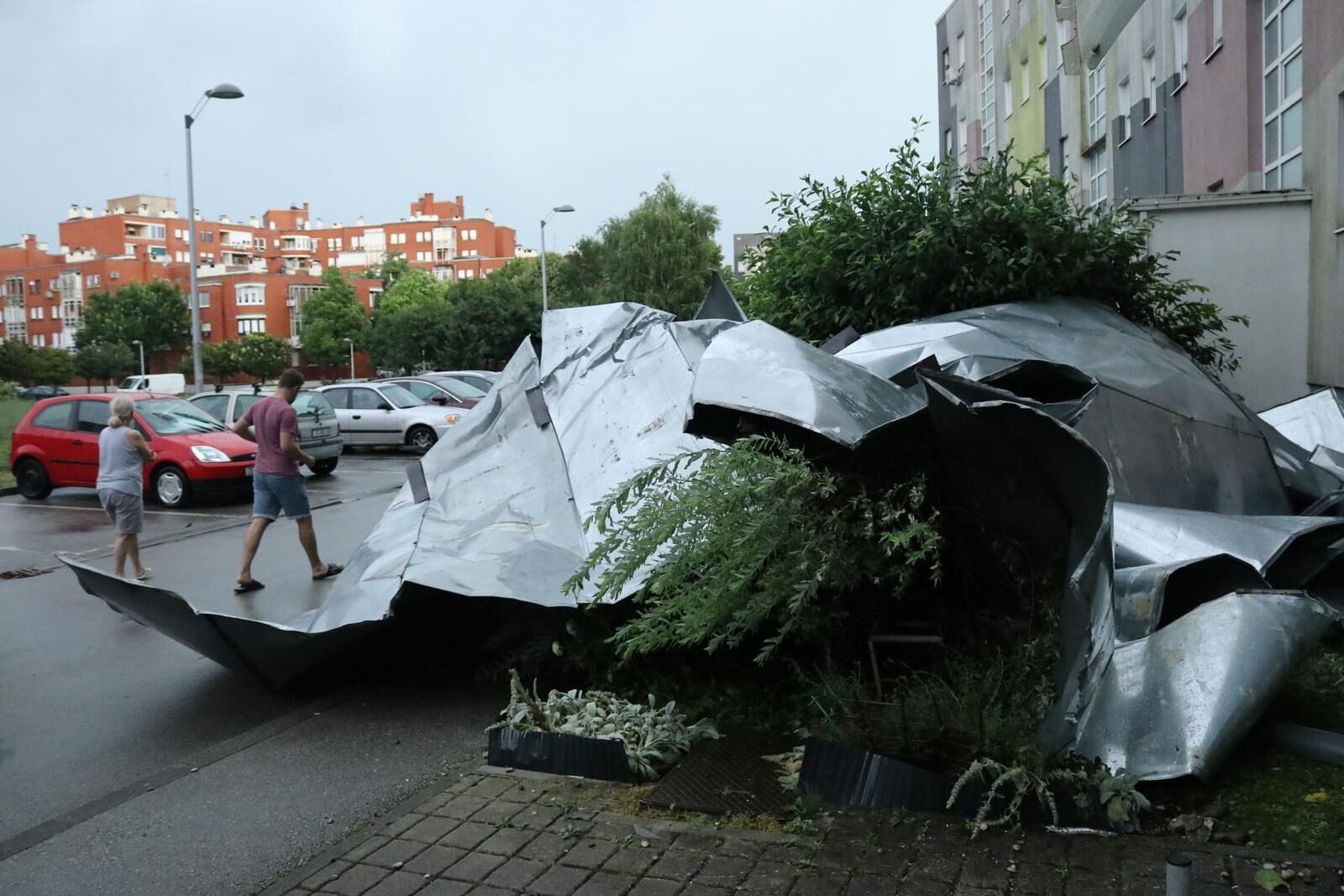 Nezapam?eno nevrijeme u Zagrebu:  Vjetar nosio krovove