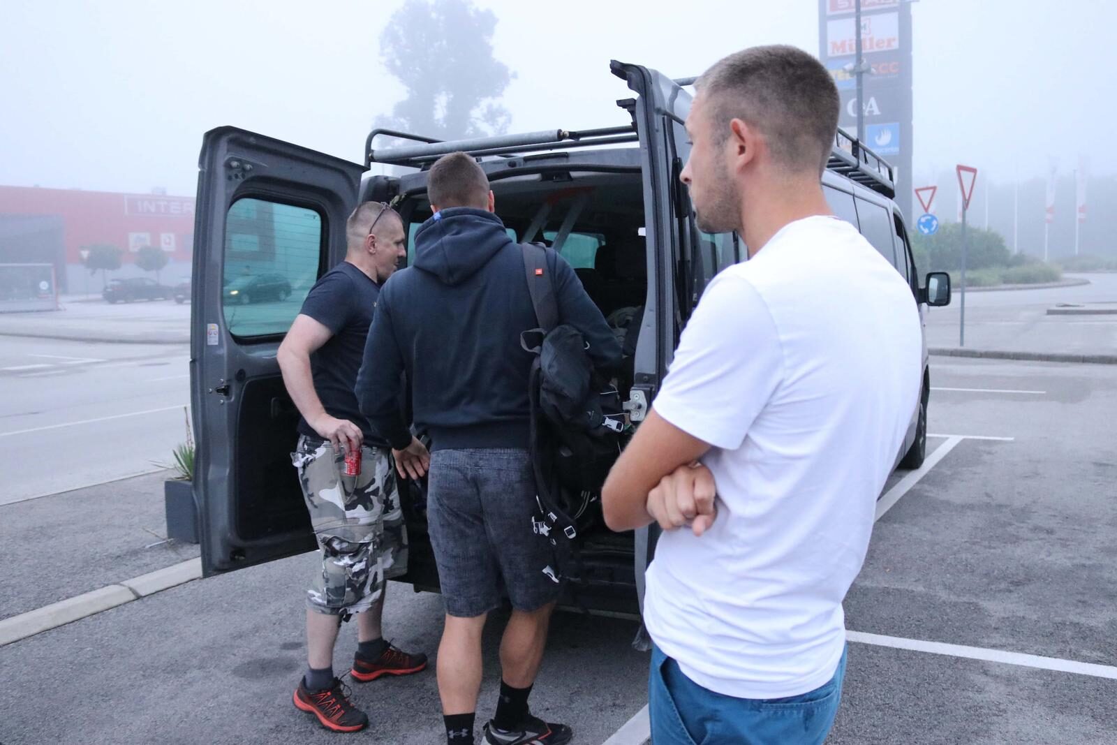 Zagreb: Ljudi se okupljaju kod Supernove odakle će krenuti u pomoć Slavoncima koji su stradali u olujnom nevremenu