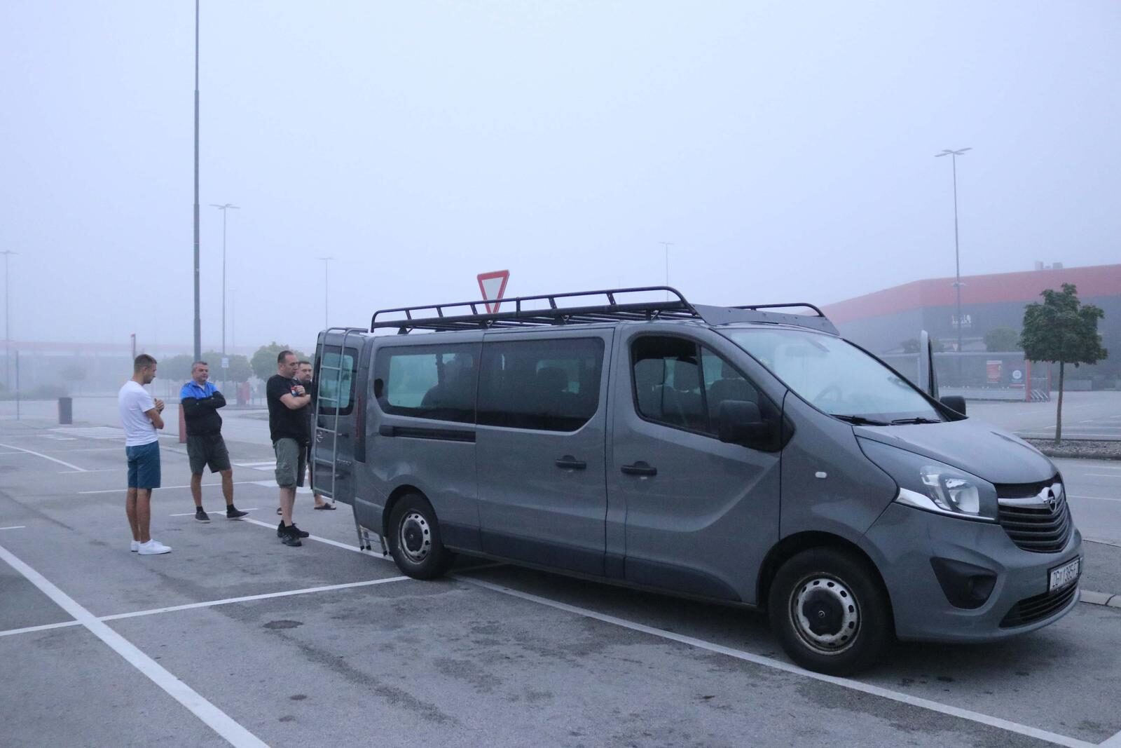 Zagreb: Ljudi se okupljaju kod Supernove odakle će krenuti u pomoć Slavoncima koji su stradali u olujnom nevremenu