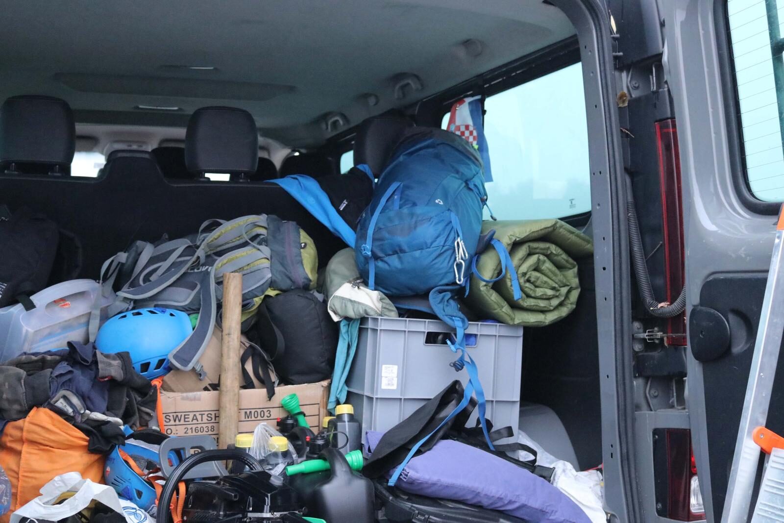 Zagreb: Ljudi se okupljaju kod Supernove odakle će krenuti u pomoć Slavoncima koji su stradali u olujnom nevremenu