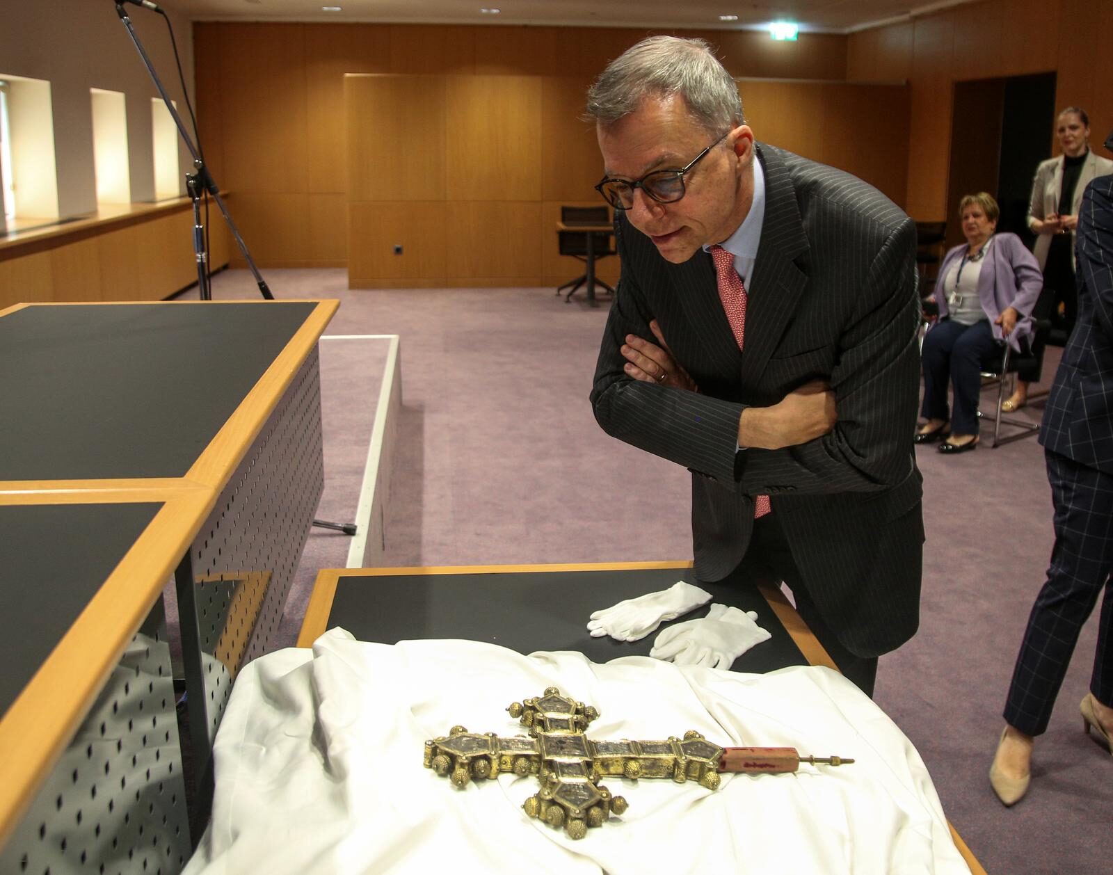 Hrvatskoj vraćen vrijedan srebrni križ iz 14. stoljeća ukraden prije 50 godina