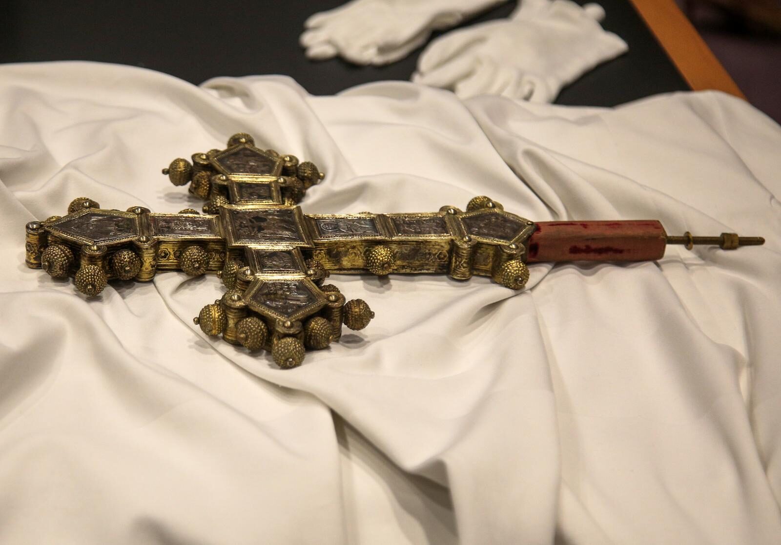 Hrvatskoj vraćen vrijedan srebrni križ iz 14. stoljeća ukraden prije 50 godina