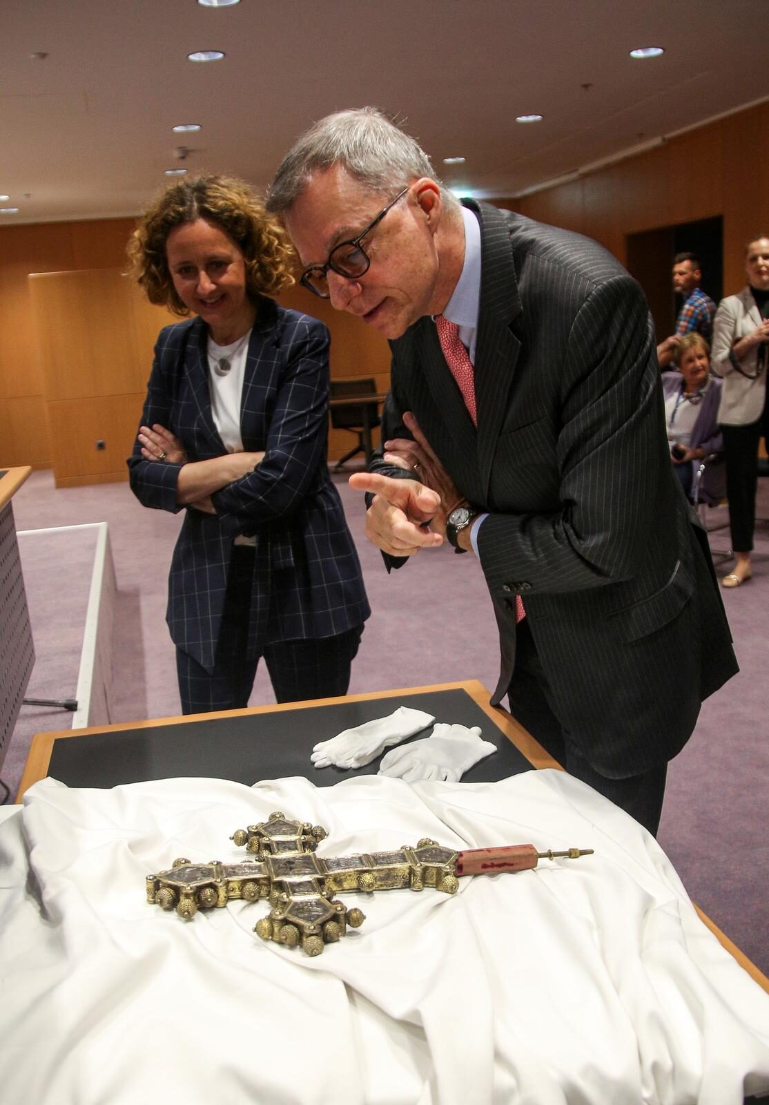 Hrvatskoj vraćen vrijedan srebrni križ iz 14. stoljeća ukraden prije 50 godina