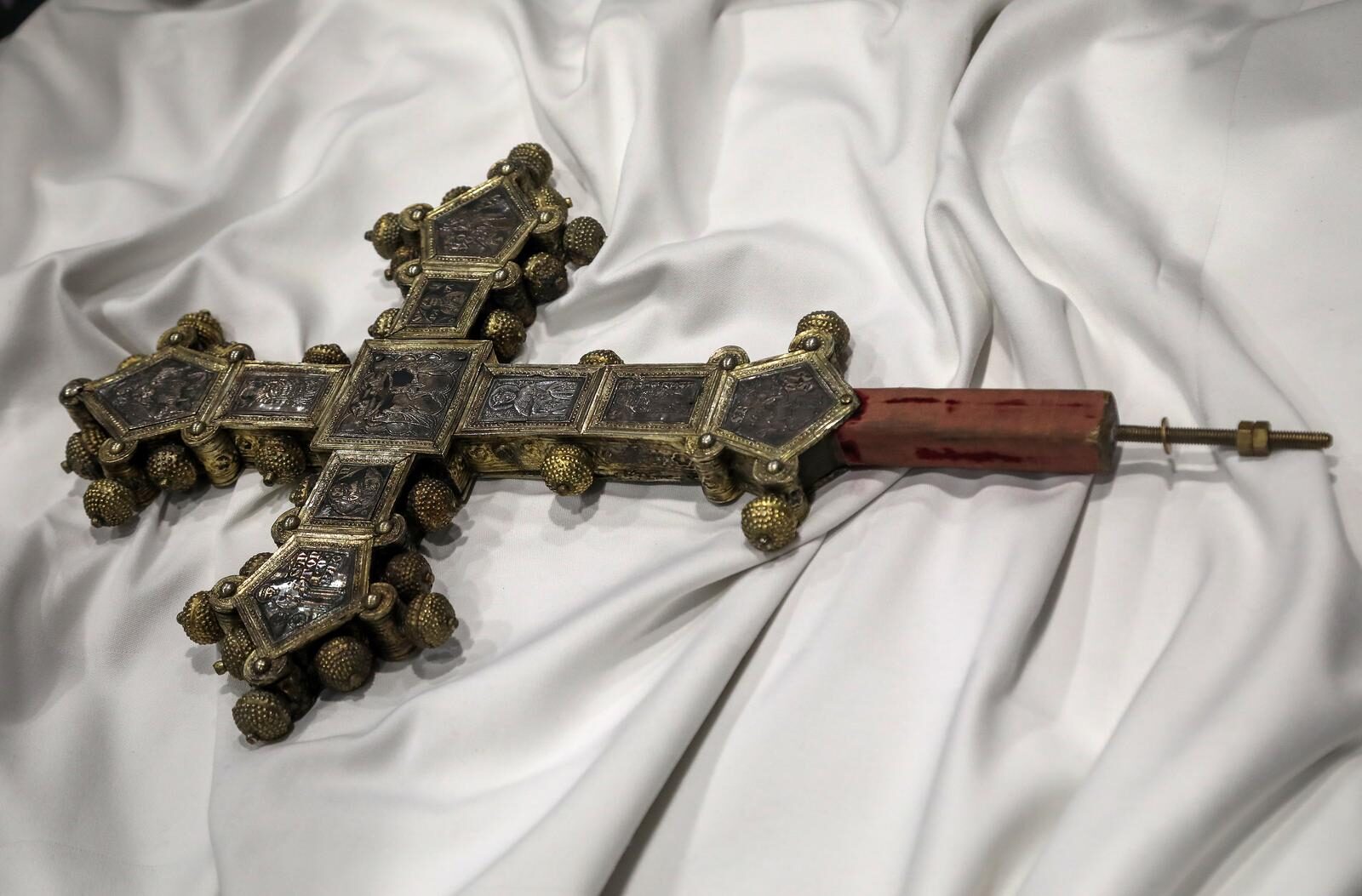 Hrvatskoj vraćen vrijedan srebrni križ iz 14. stoljeća ukraden prije 50 godina