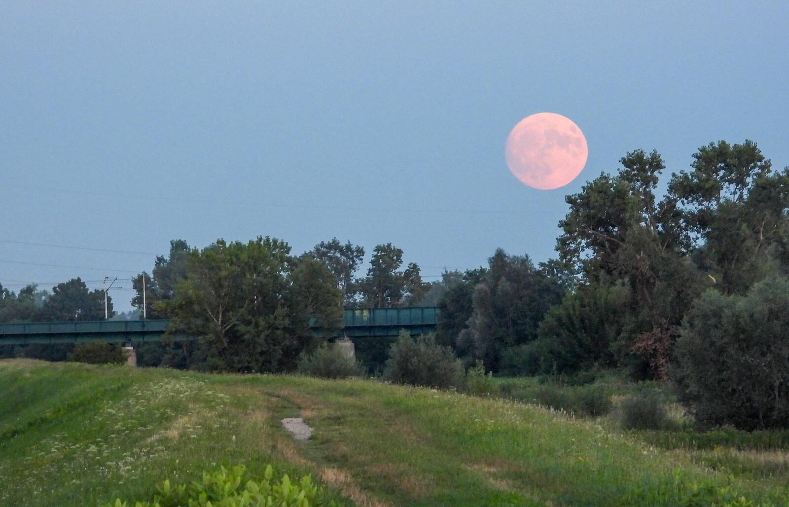 Pun mjesec na nebu iznad Zagreba