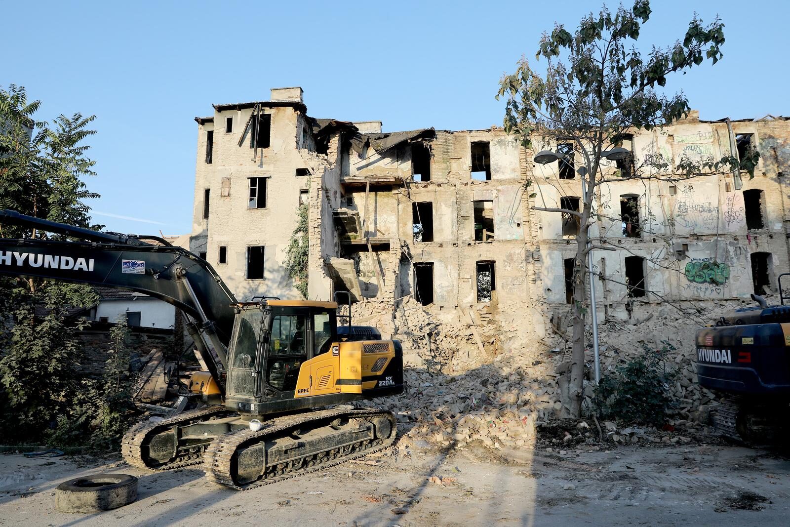 Zagreb: Tijekom rušenja zgrade u Paromlinskoj 17 pronađene podzemne prostorije