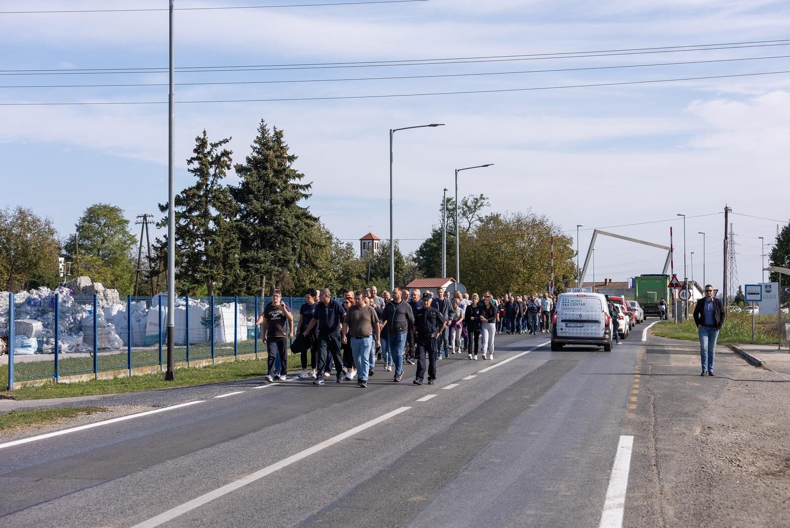 Osijek: Radnici tvornice okupili su se ispred tvrtke i organizirali skup podrške, stigao je i vlasnik Zvonko Bede