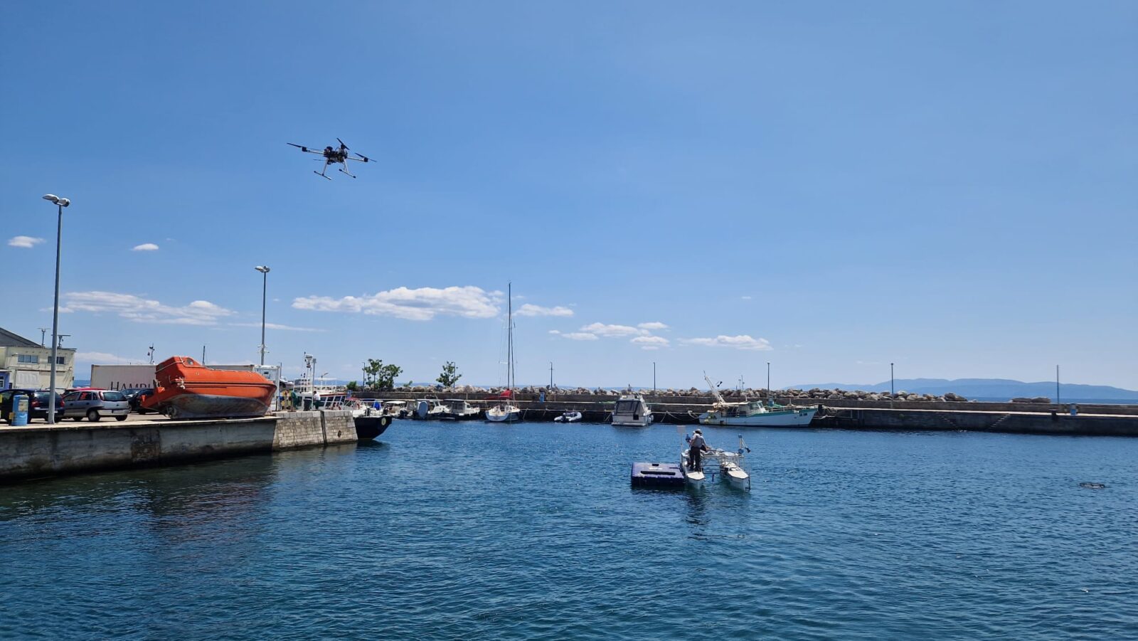 Bespilotna letjelica i bespilotno površinsko vozilo