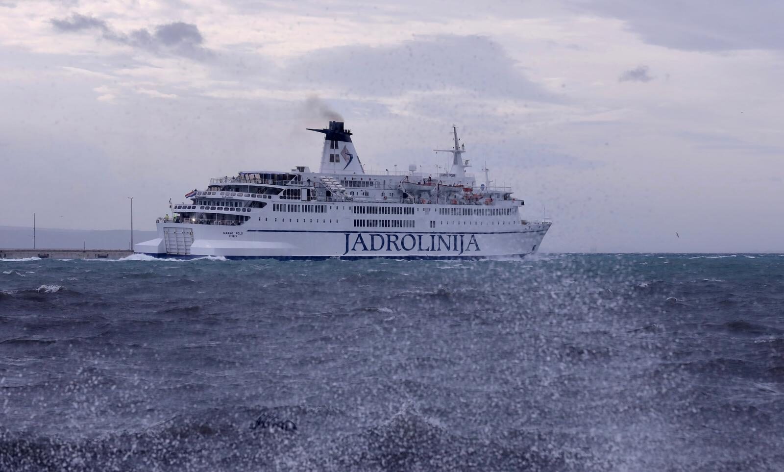 Olujno jugo u Splitu, more se izlilo na obalu