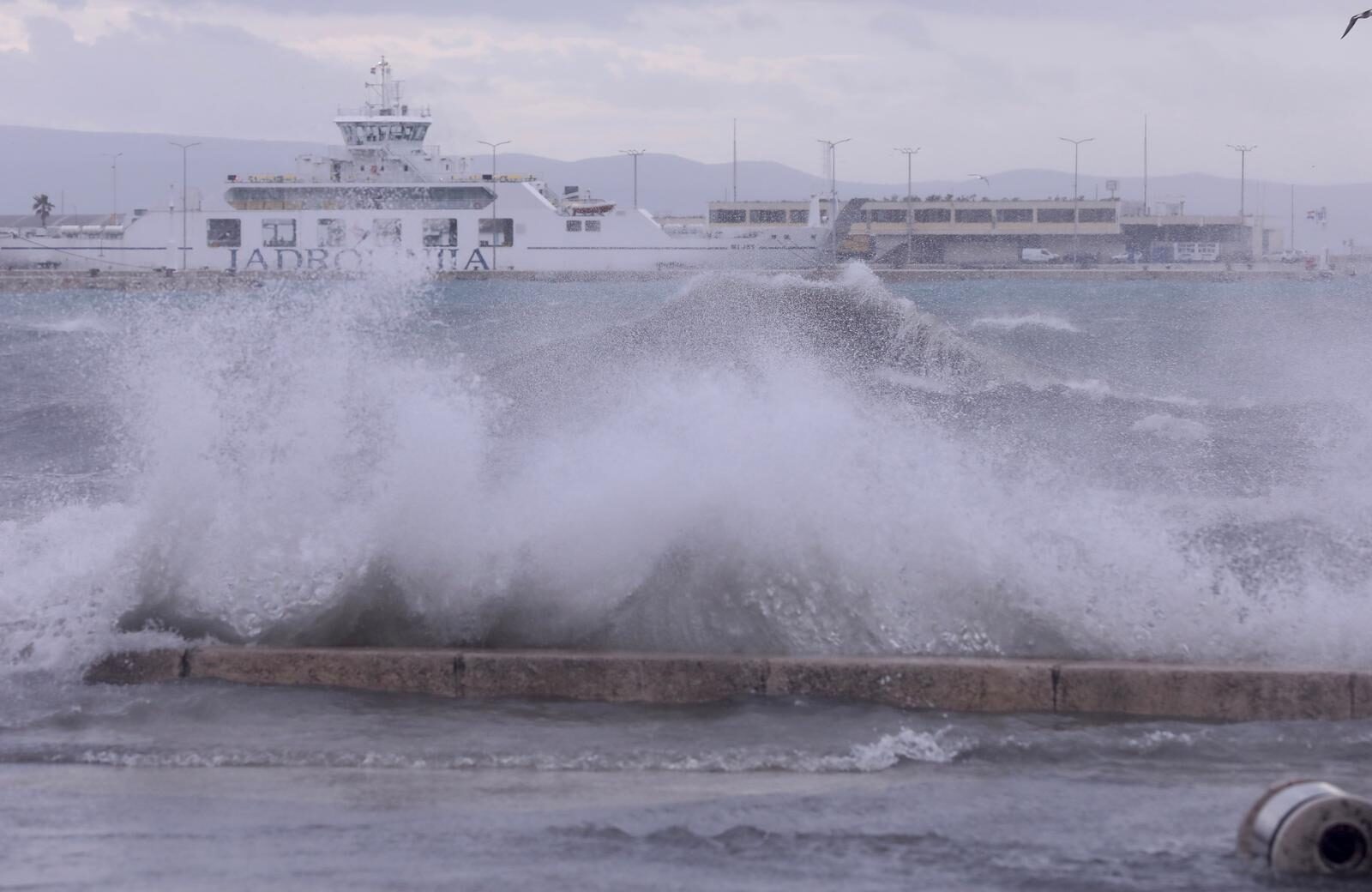 Olujno jugo u Splitu, more se izlilo na obalu