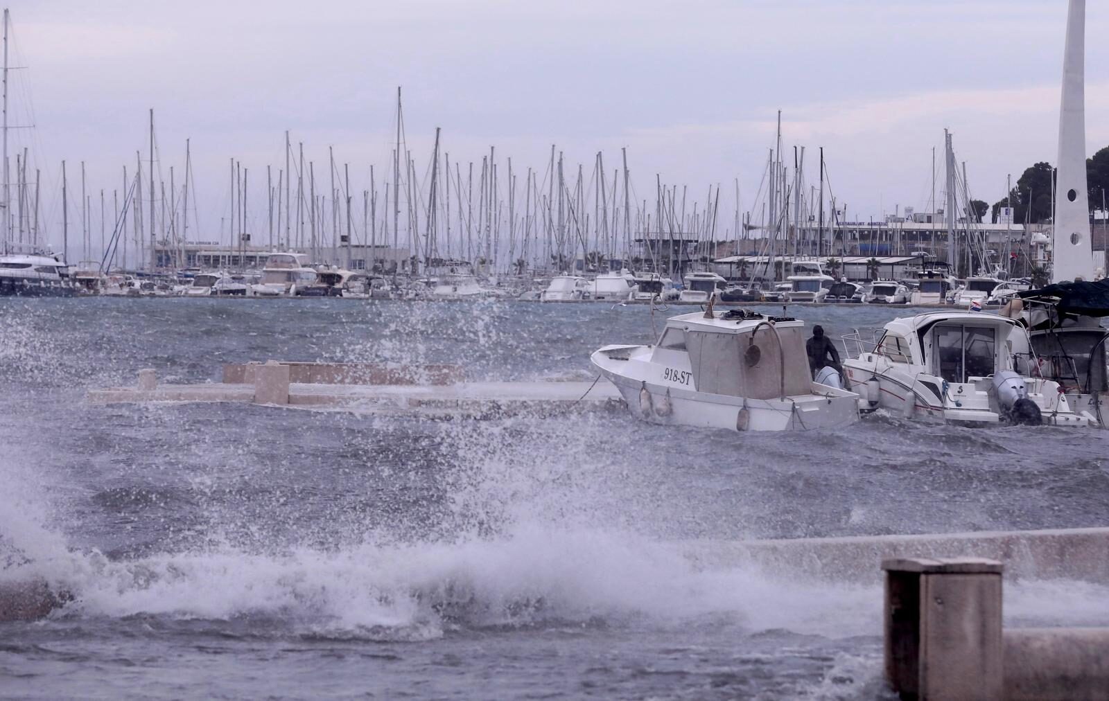 Olujno jugo u Splitu, more se izlilo na obalu