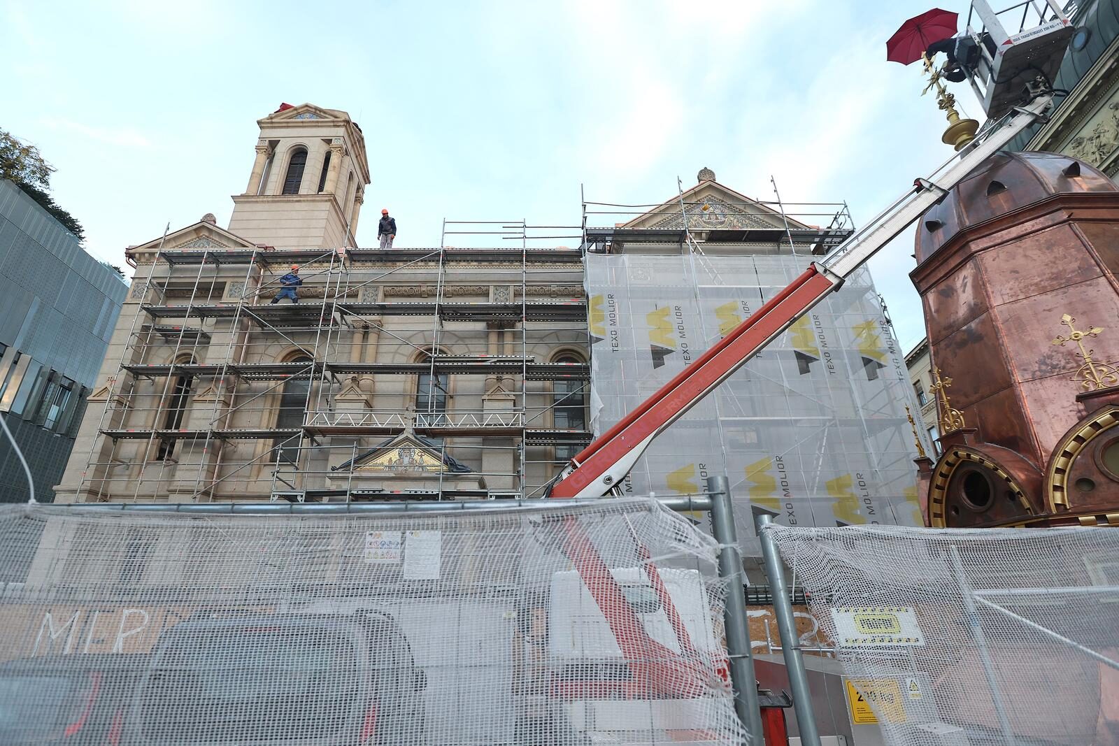 Zagreb: Rijedak prizor radova na obnovi, na krizeve Crkve preobrazenja Gospodnjeg nanosi se pozlata