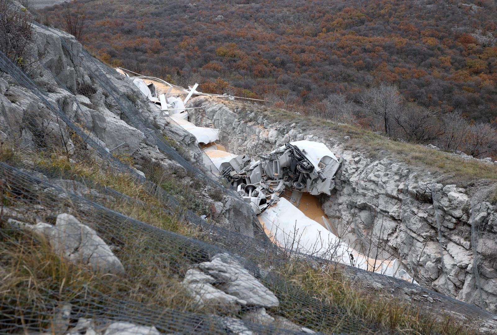 Sudar vlaka i pružnog vozila nedaleko Rijeke, nema ozlijeđenih