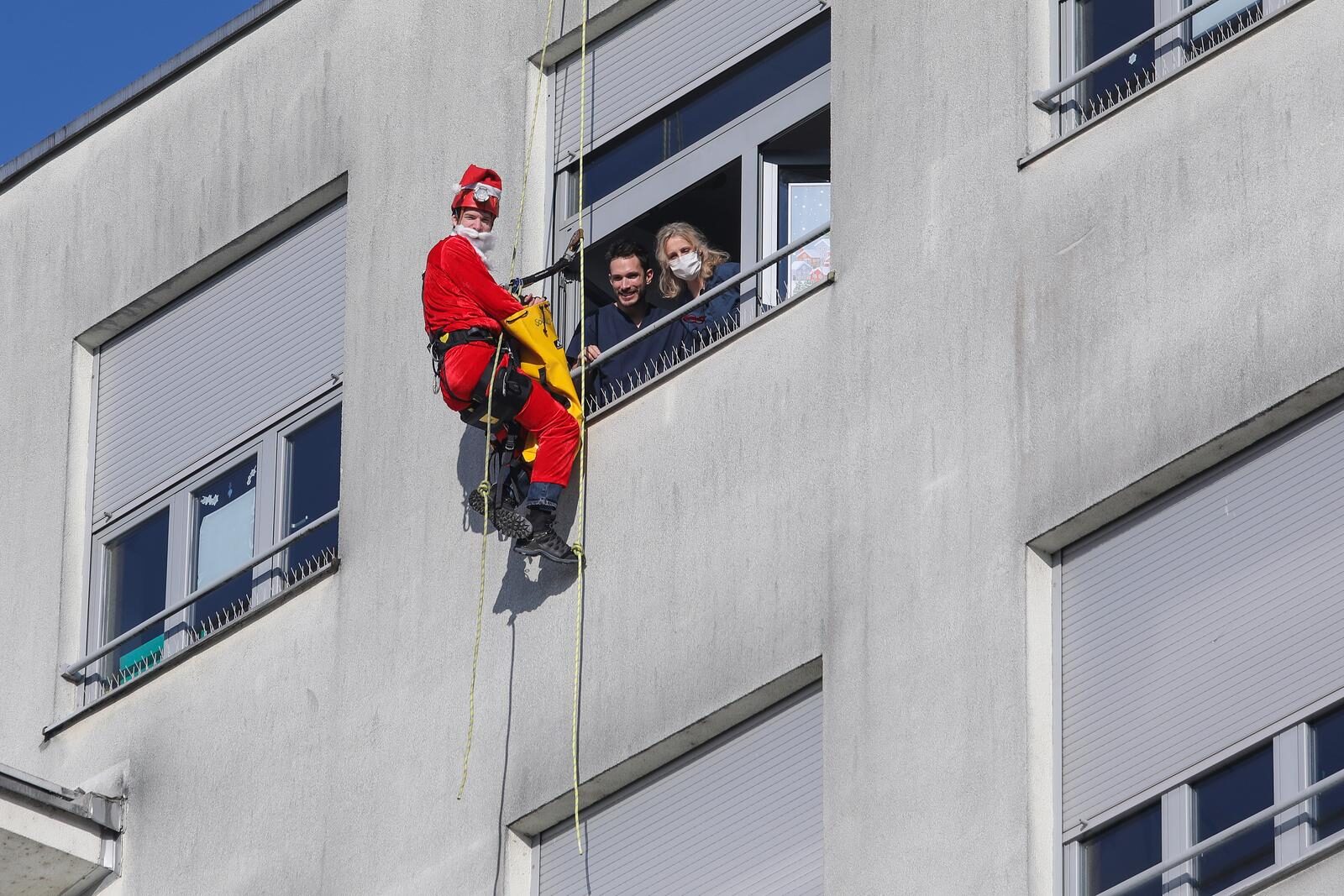 Zagreb: Djedovi Mrazovi se spustili s krova KBC Zagreb i razveselili djecu s poklonima