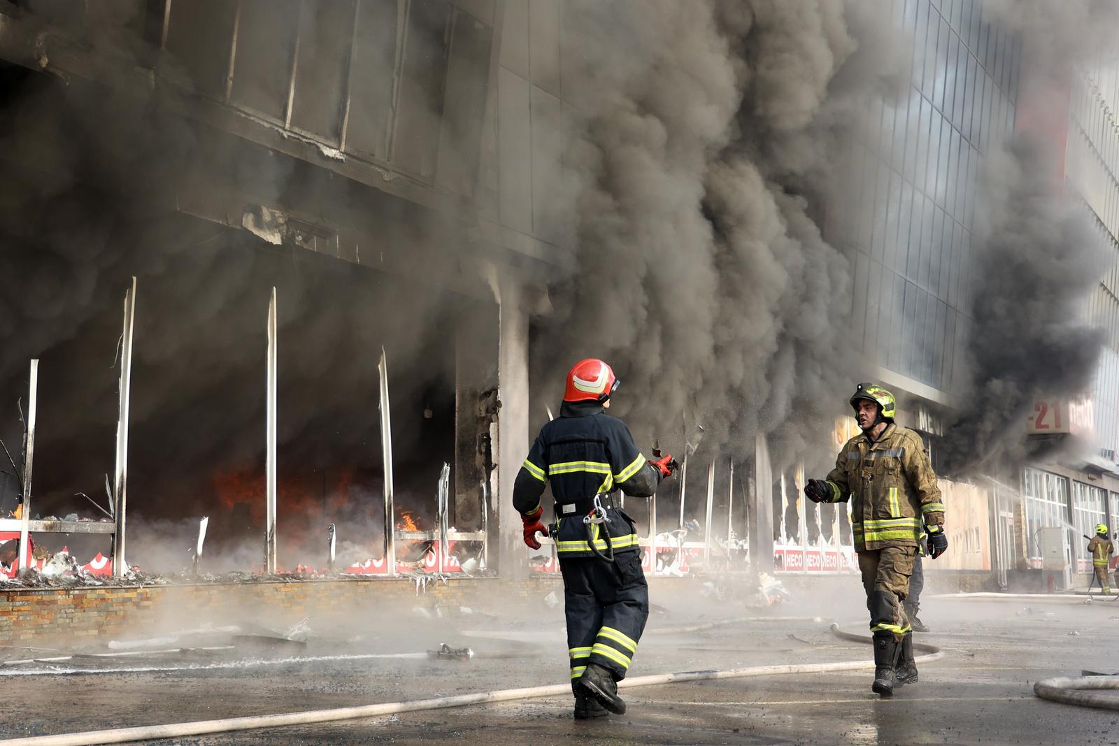 Sarajevo: Vatrogasci se bore s velikim požarom koji je buknuo na tržnici Heco