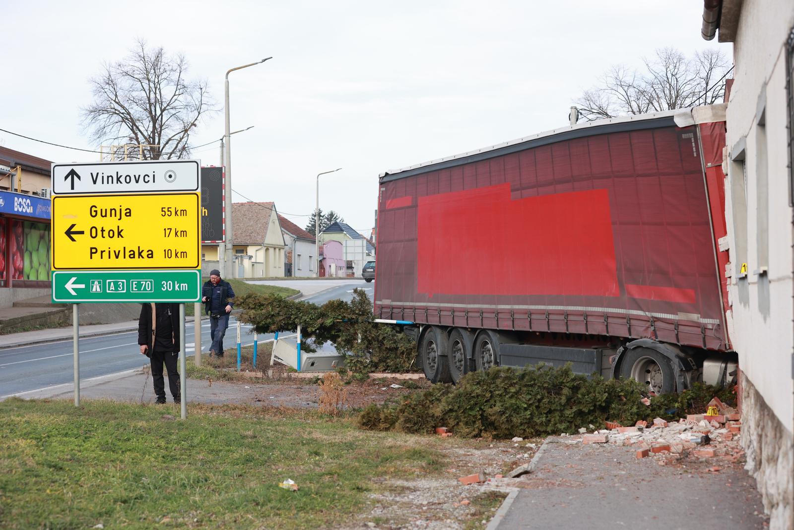 Kamion se zabio u kuću kod Vinkovaca, više ljudi ozlijeđeno