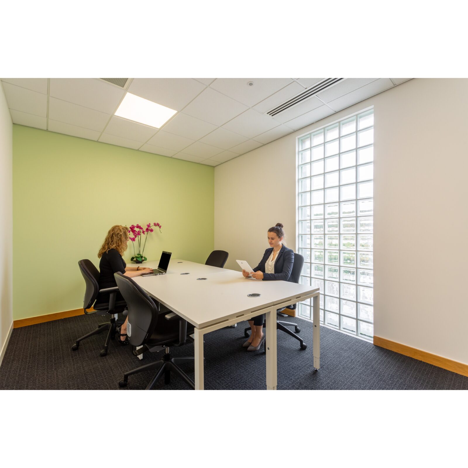 Regus Plymouth Sutton Harbour 1526 Meeting Room - Salt Quay House