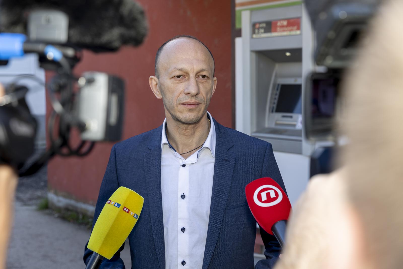 Lički Osik: Župan Petry svečano otvorio bankomat