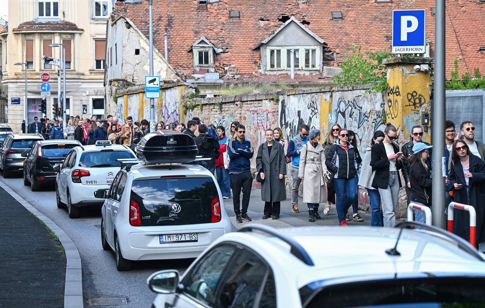 Na biralištu u Varšavskoj ulici u Zagrebu se stvorila velika gužva