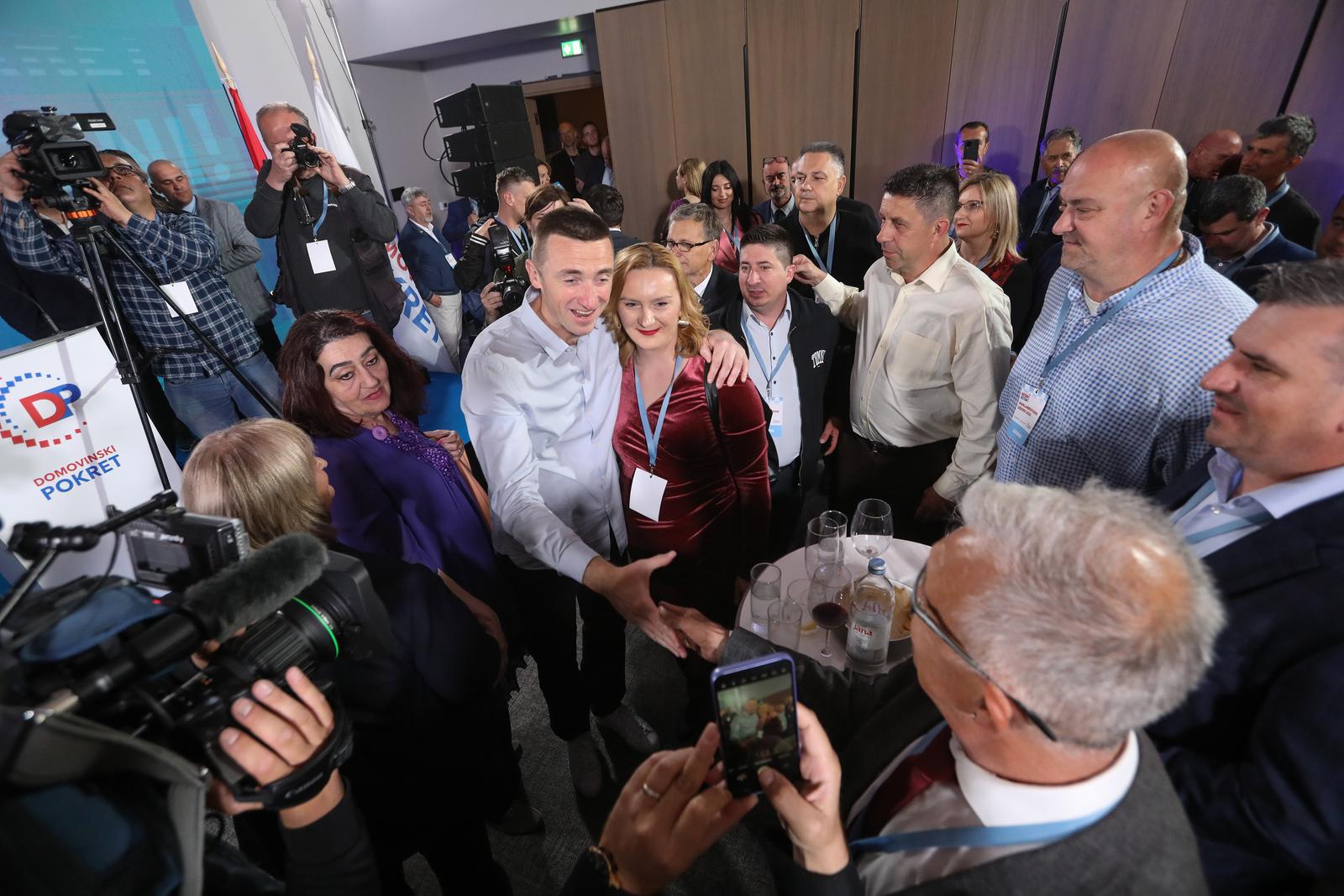 Zagreb: Ivan Penava obratio se okupljenima u stožeru Domovinskog pokreta