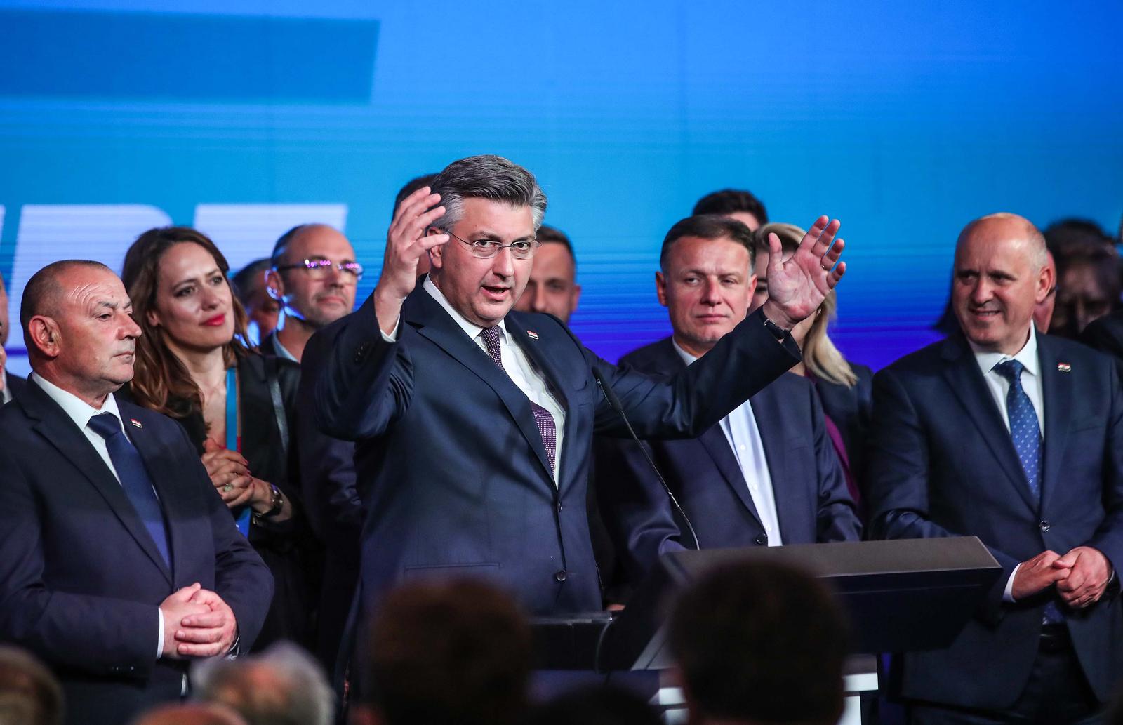 Zagreb: Andrej Plenković obratio se okupljenima u stožeru HDZ-a