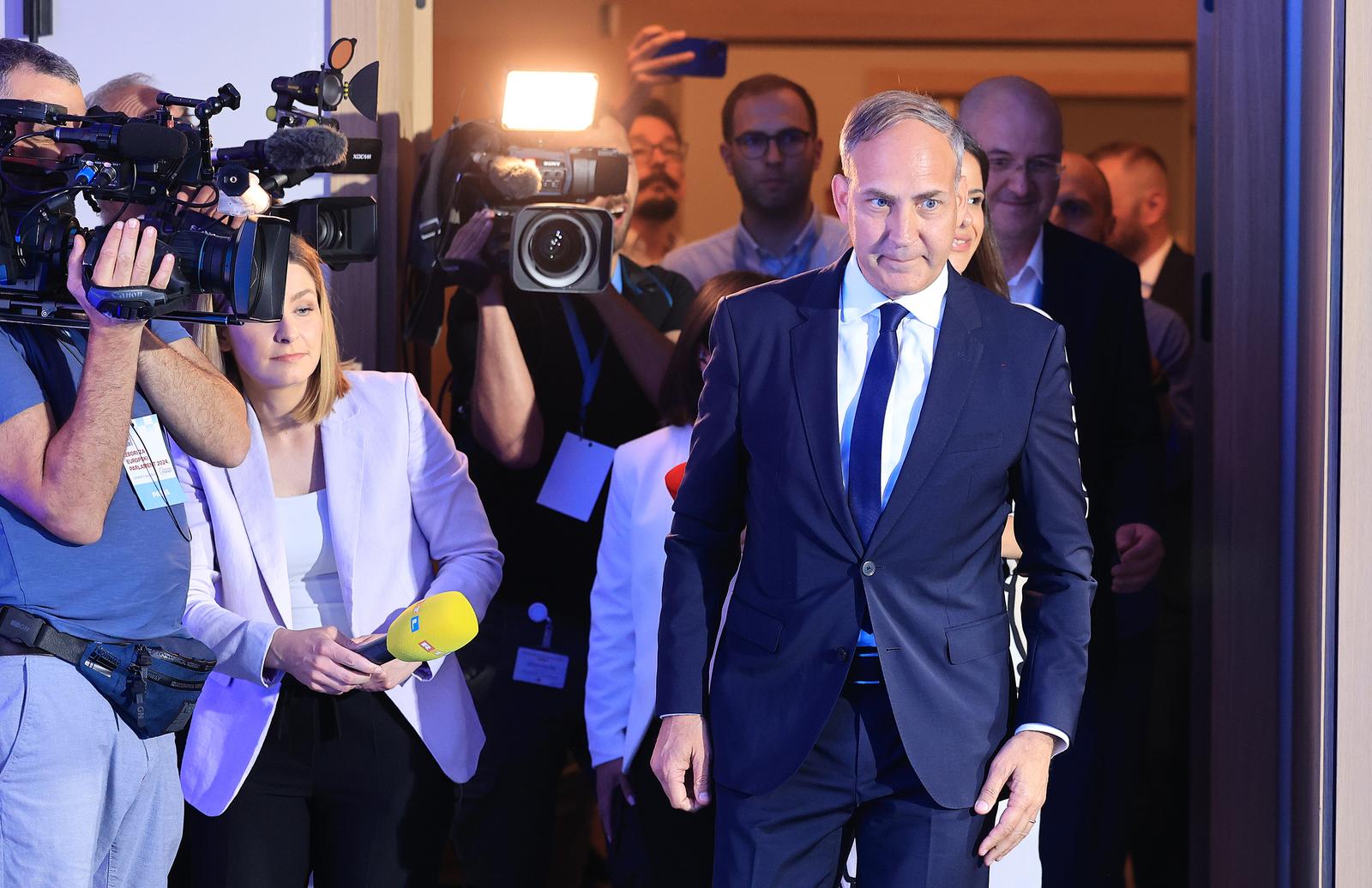 Zagreb: Bartulica u stožeru Domovinskog pokreta slavio s kolegama i održao govor