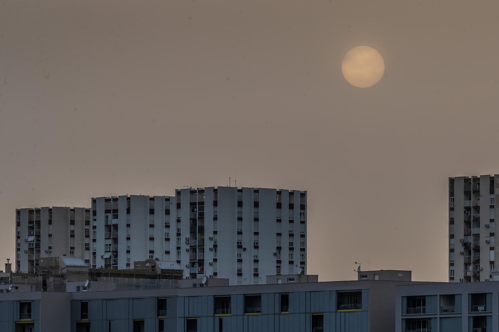 Split: Zbog velike količine saharskog pijeska u zraku smanjena je vidljivost