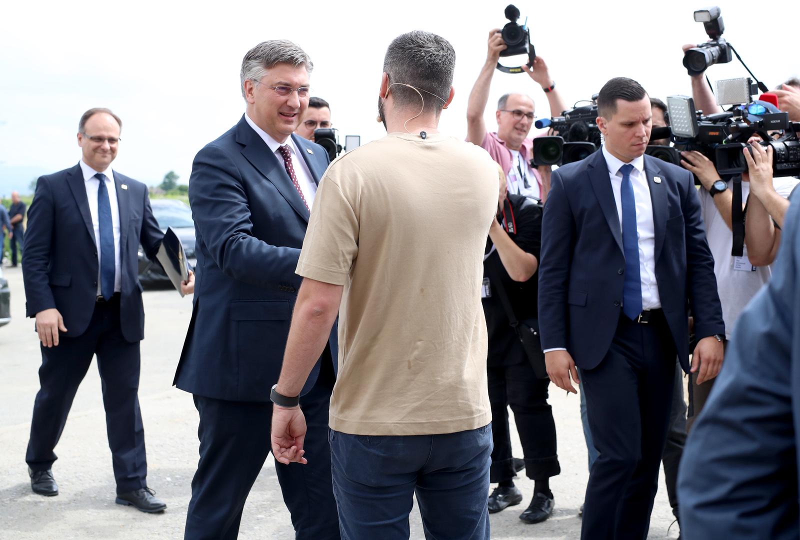 Zagreb: Mate Rimac dočekao Andreja Plenkovića koji je stigao na predstavljanje robotaksija 