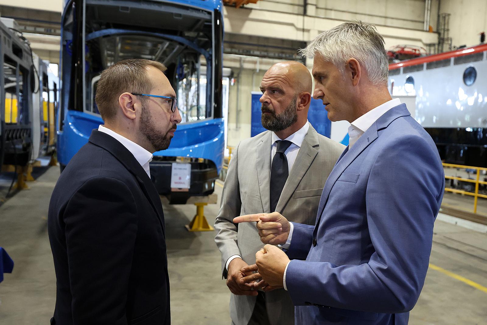 Zagreb: Gradonačelnik Tomašević i Josip Ninić iz Končara potpisali ugovor o nabavi novih tramvaja