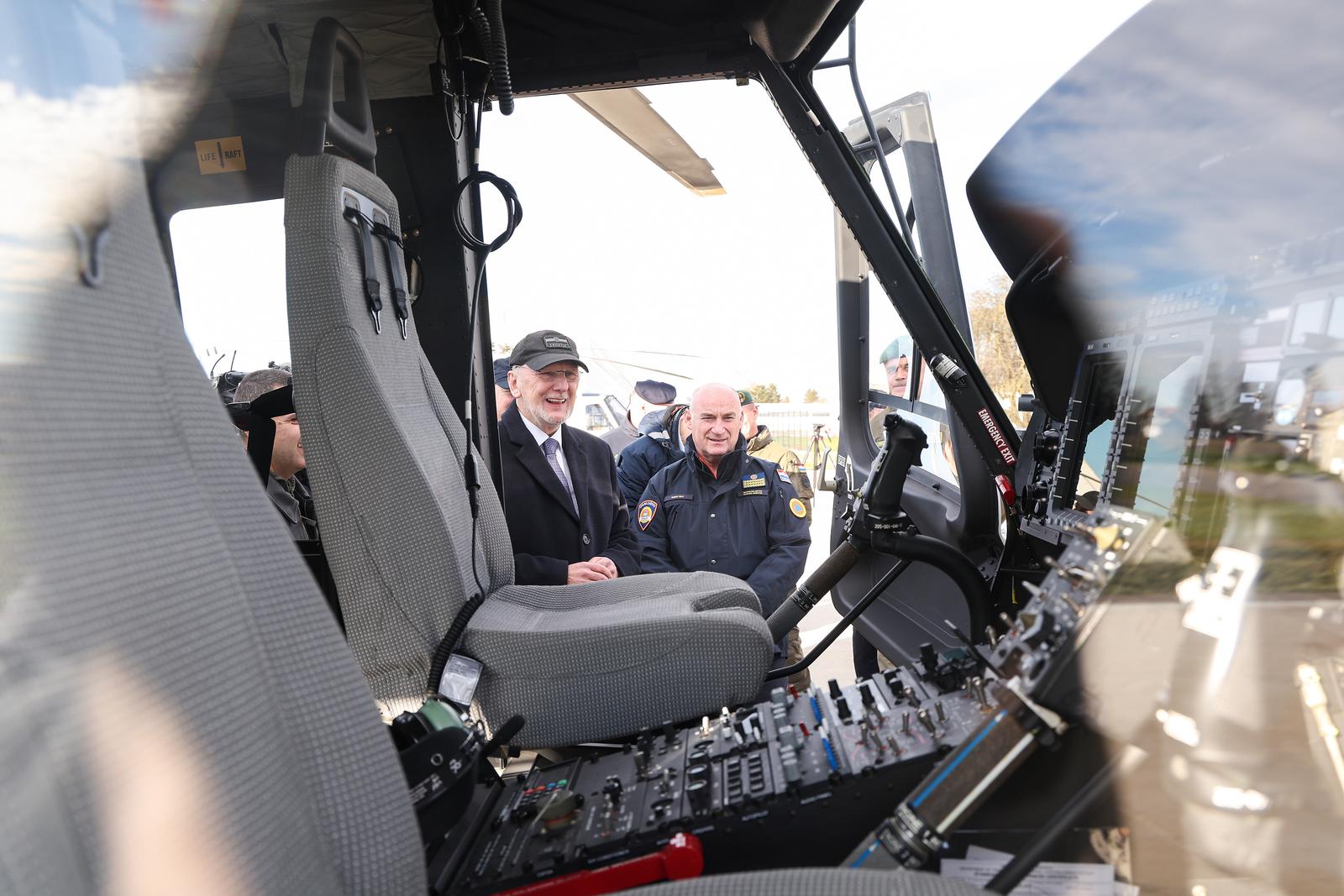 Zagreb:  Davor Božinović razgledao je dva nova isporučena višenamjenska helikoptera