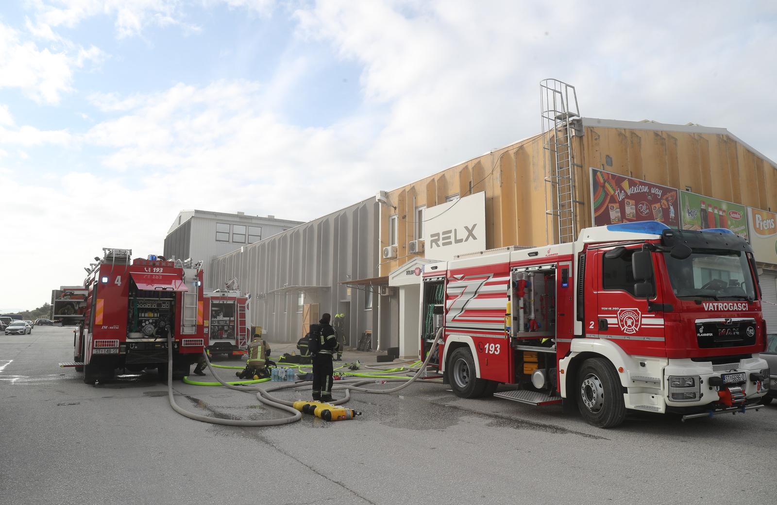 Split: Gorjelo skladište prehrambenih proizvoda na veletržnici