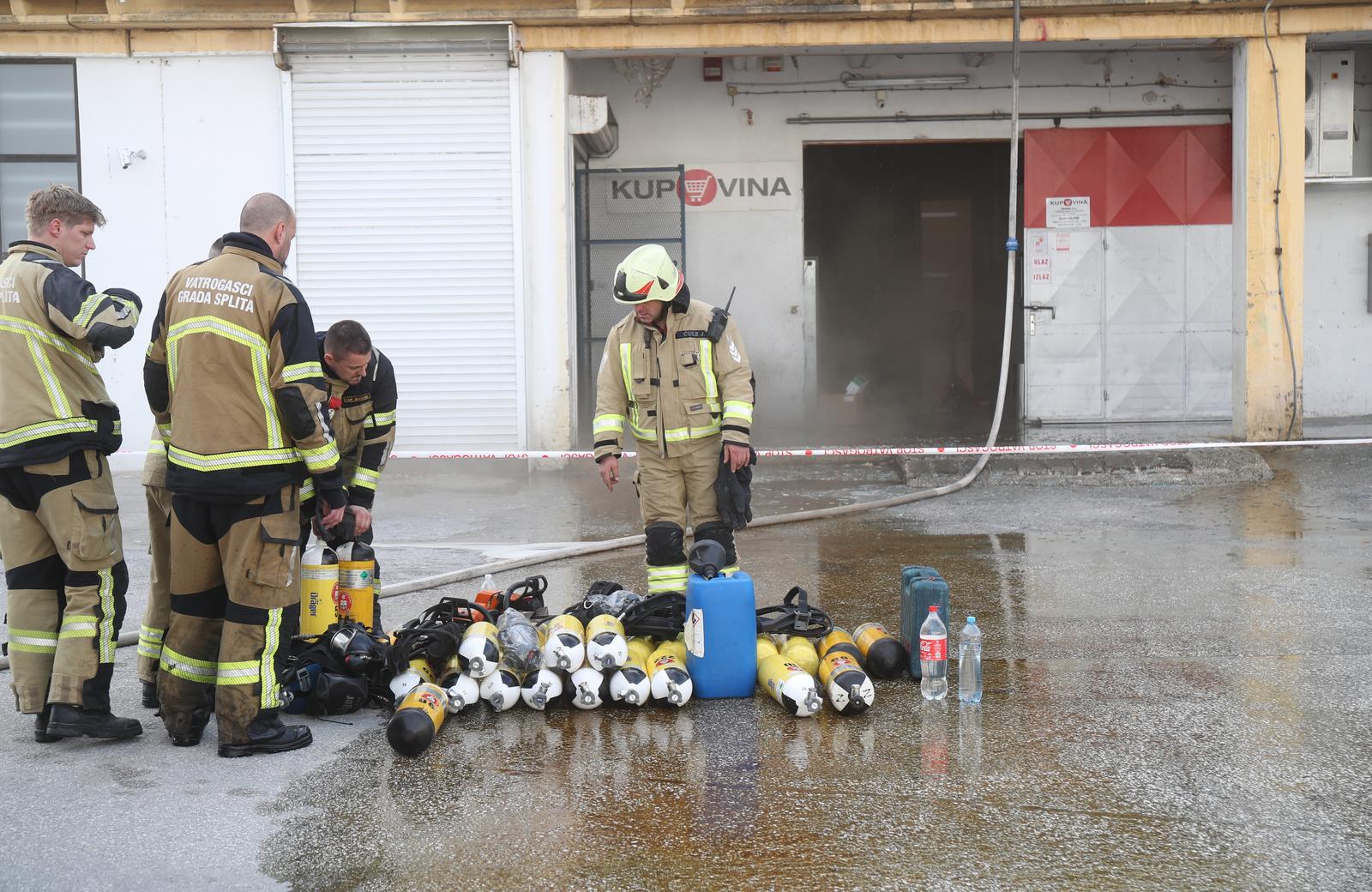 Split: Gorjelo skladište prehrambenih proizvoda na veletržnici