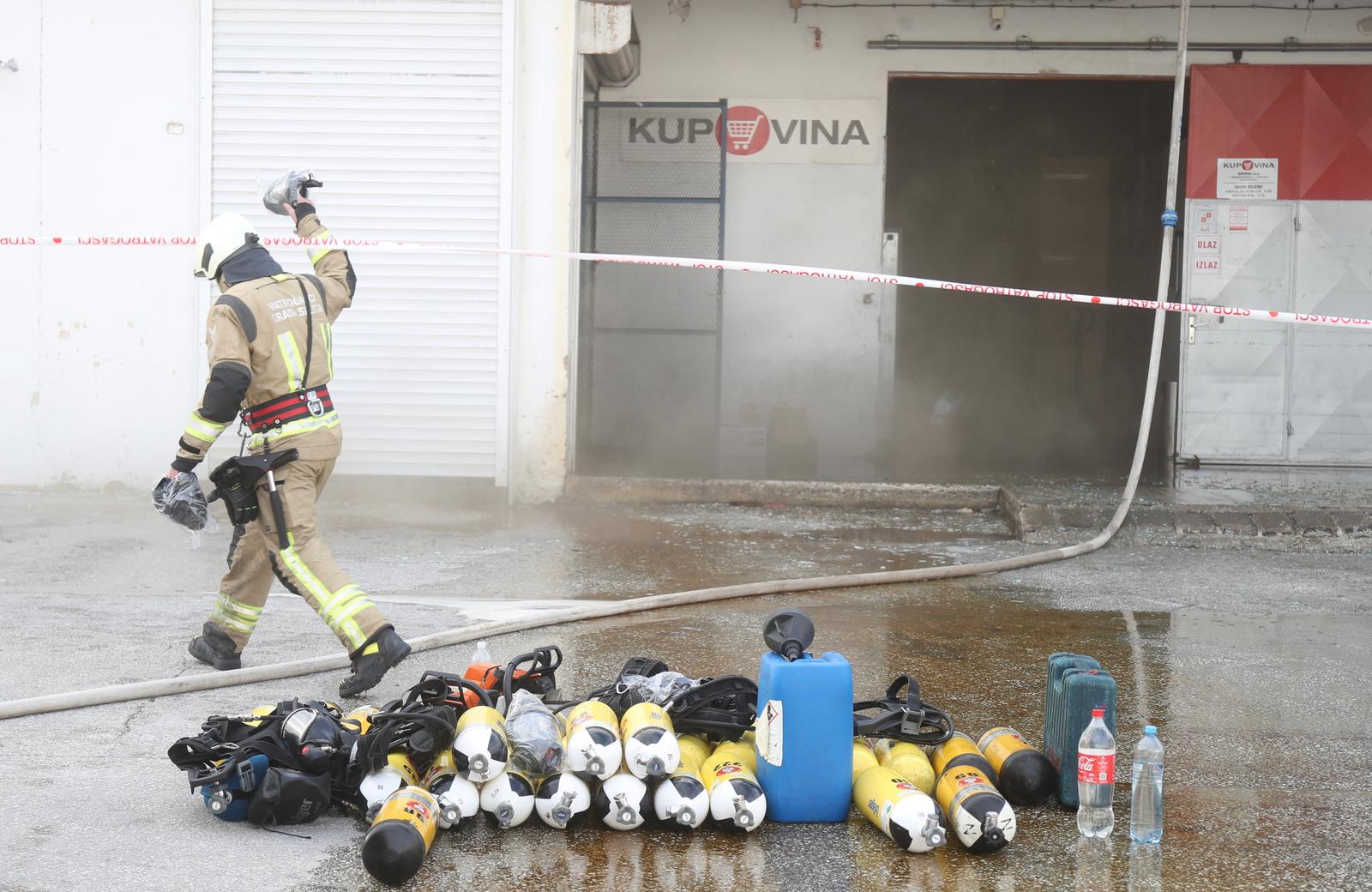 Split: Gorjelo skladište prehrambenih proizvoda na veletržnici