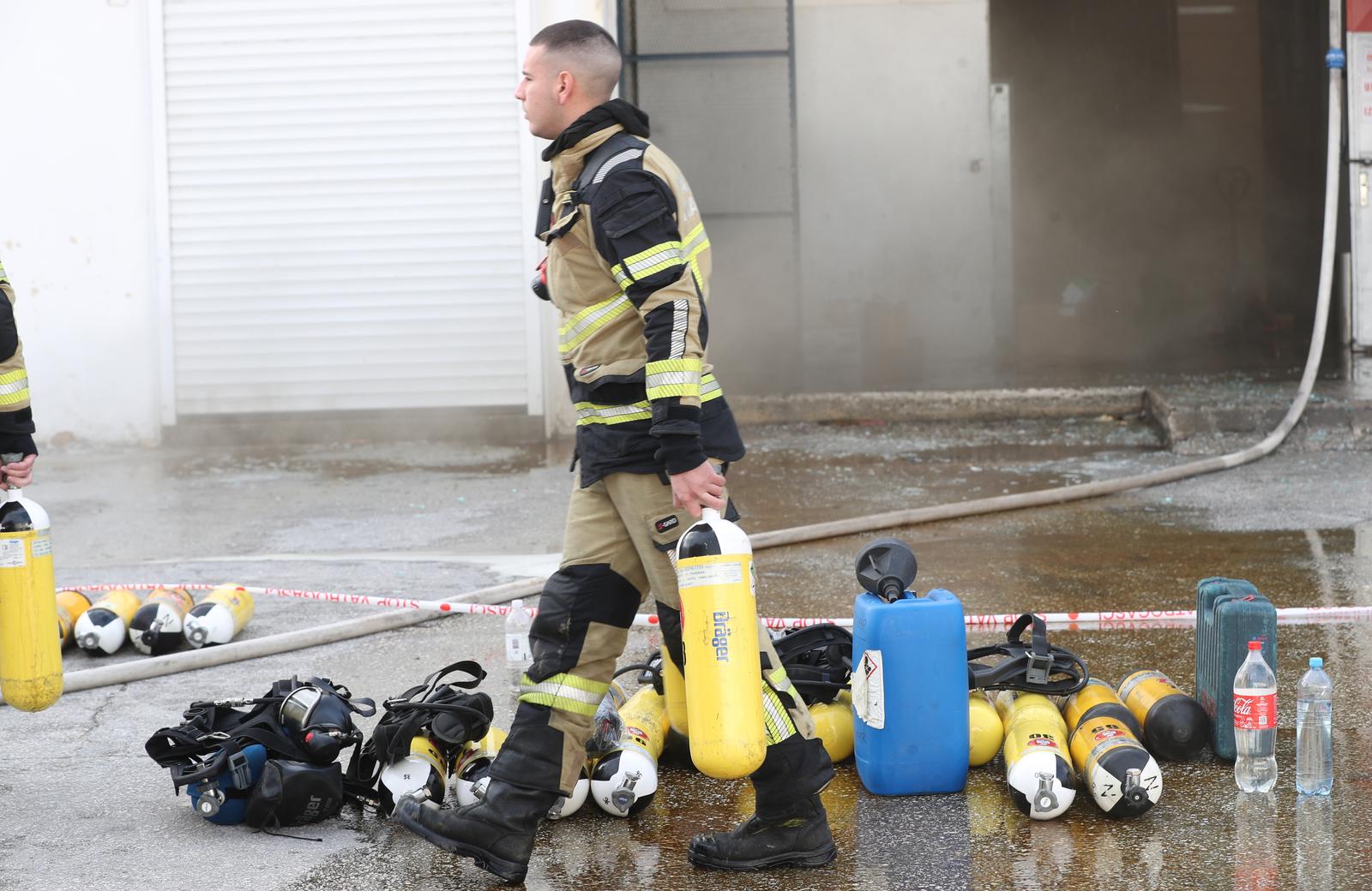 Split: Gorjelo skladište prehrambenih proizvoda na veletržnici