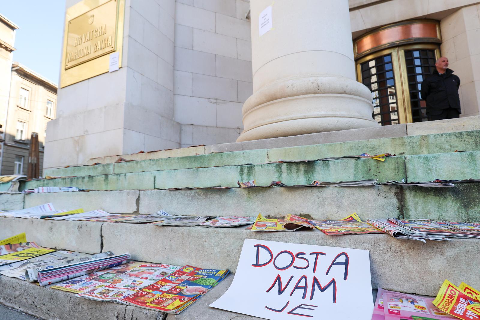 Zagreb: Prosvjedno okupljanje ispred HNB-a u organizaciji platforme 