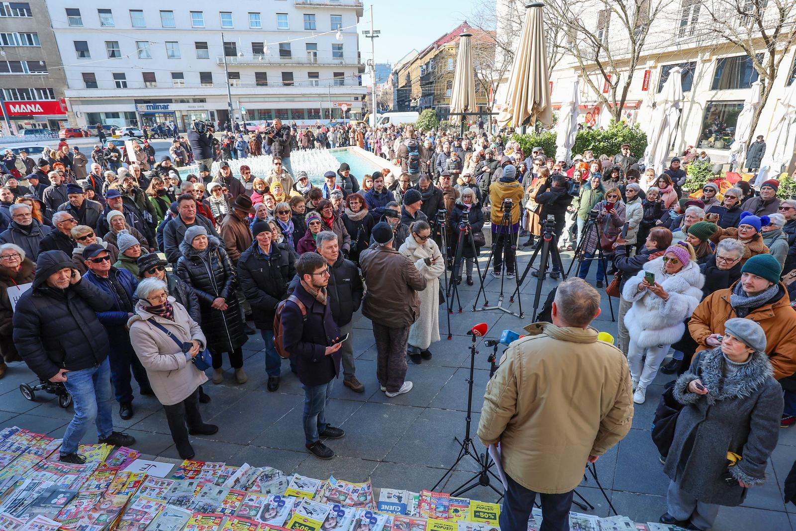 Zagreb: Prosvjedno okupljanje ispred HNB-a u organizaciji platforme “Halo, inspektore”