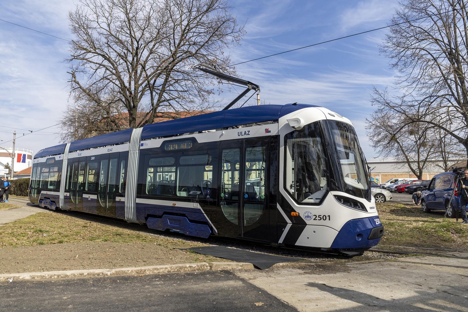 Osijek: Svečano predstavljanje prvog od deset novih niskopodnih tramvaja proizvedenih u Končaru