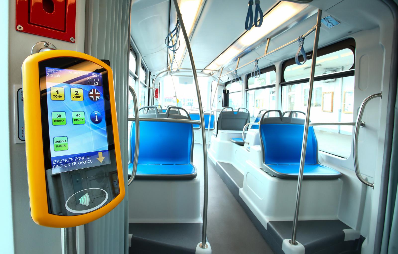 Zagreb: U promet pušten drugi novi niskopodni tramvaj, građani odlučili da će voziti na liniji 13