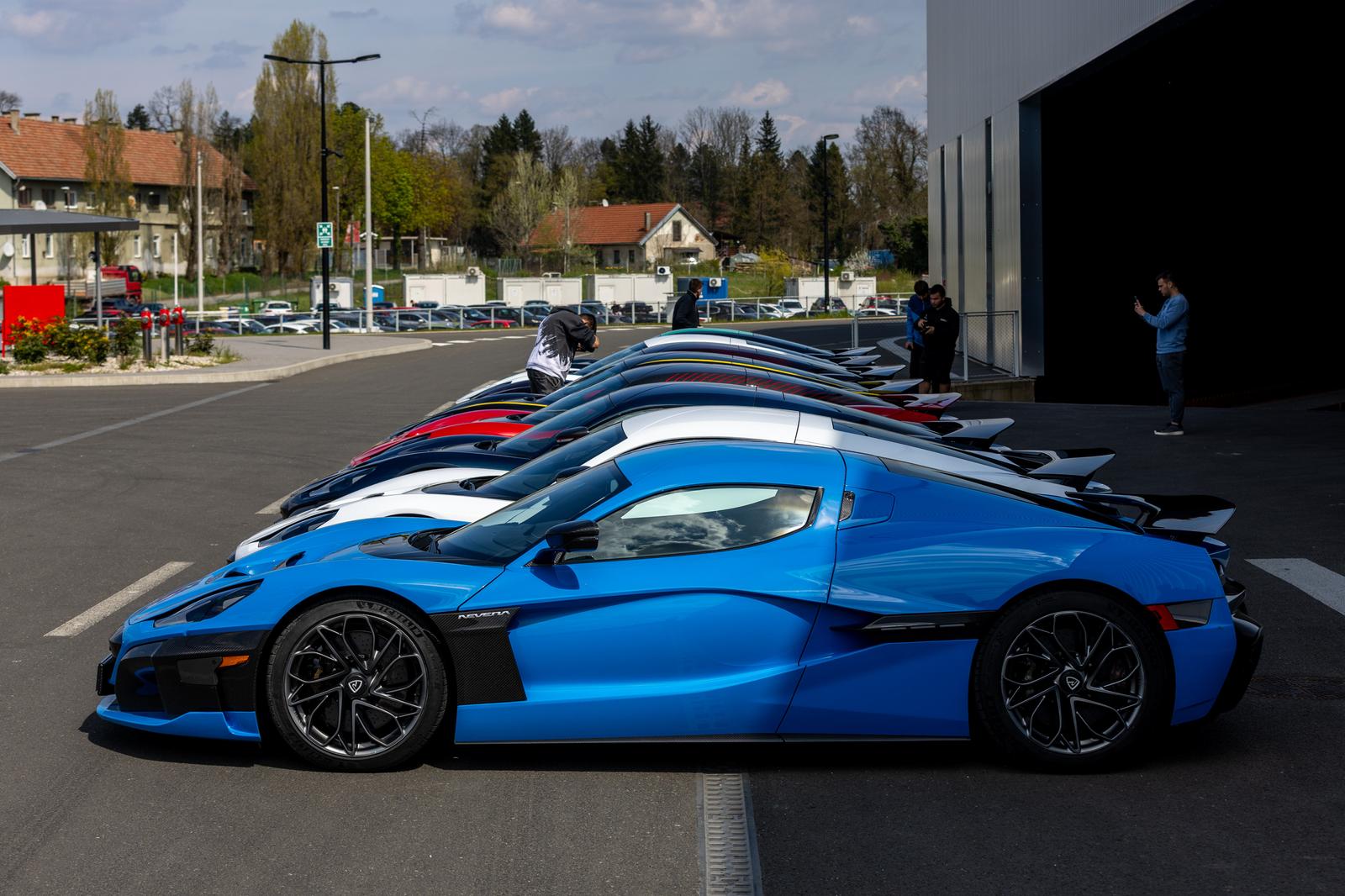 Rimac Nevere parkirane ispred Rimac kampusa u Kerestincu povodom Trilblazers Toura